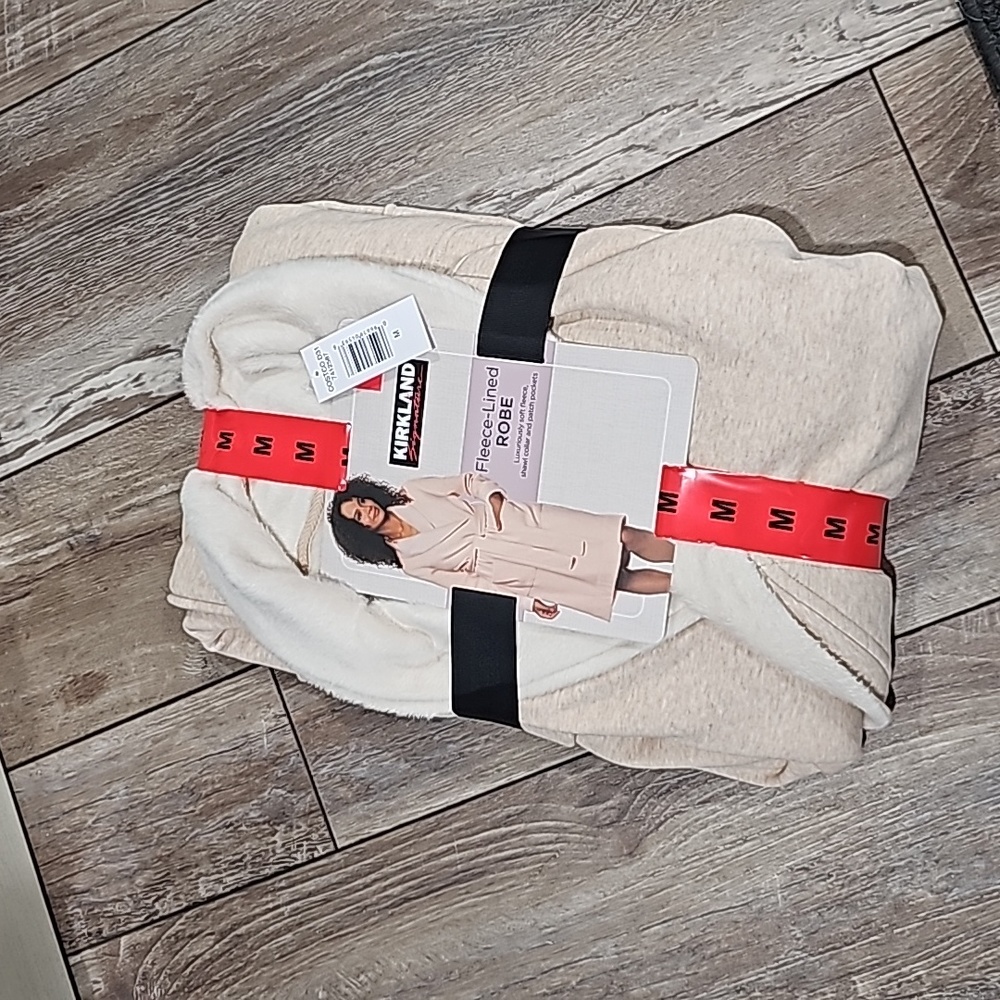 Kirkland robe. Medium